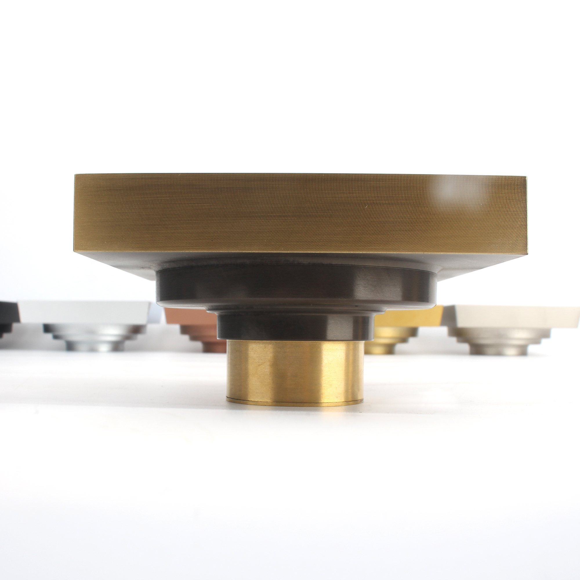 Neueste Unternehmensfälle über Wenn Messing auf minimalistisches Weiß trifft – Der zeitlose Gold- und Weiß-Hack